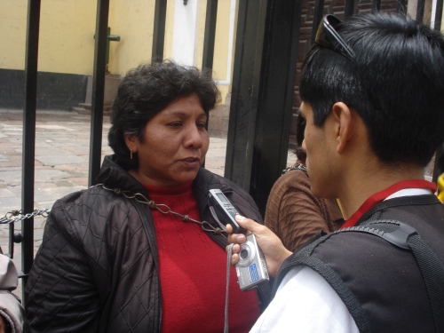 Niria Altamirano, presidenta de FEDAICA, federación de la CNA en Ica, brindando declaraciones a la prensa.