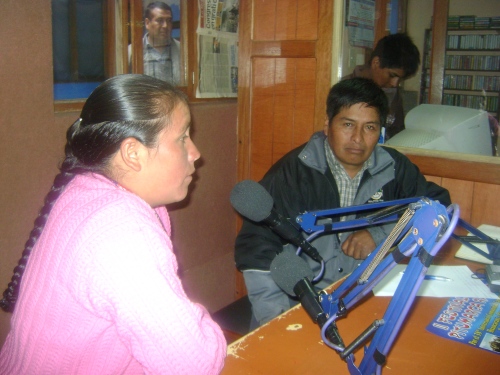 Graciela Becerra, promotora campesina de Abancay, siendo entrevistada en una popular radio cusqueña