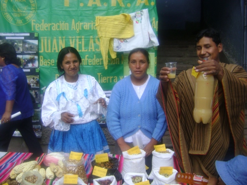 Anita Vivanco y los promotores s de la FARA-Apuríma posando contentos en feria de comidas típicas y productos naturales